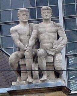 兩個男人的雕像 A sculpture of two men